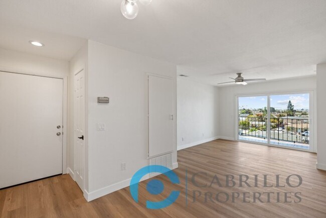 Building Photo - Gorgeously Renovated 2bd/2ba with Amazing View and PRIVATE 2 CAR GARAGE