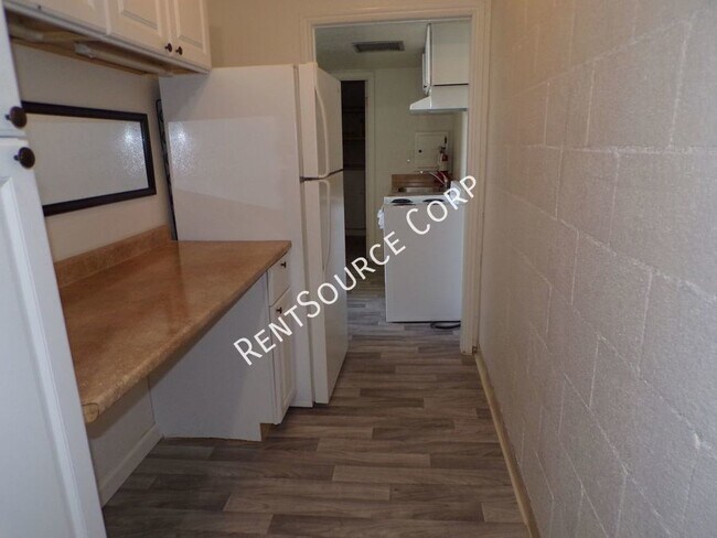 Building Photo - 1 Bedroom 1 Bath Condo for Lease in Barstow