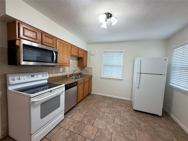 Building Photo - 854 Loekes Dr