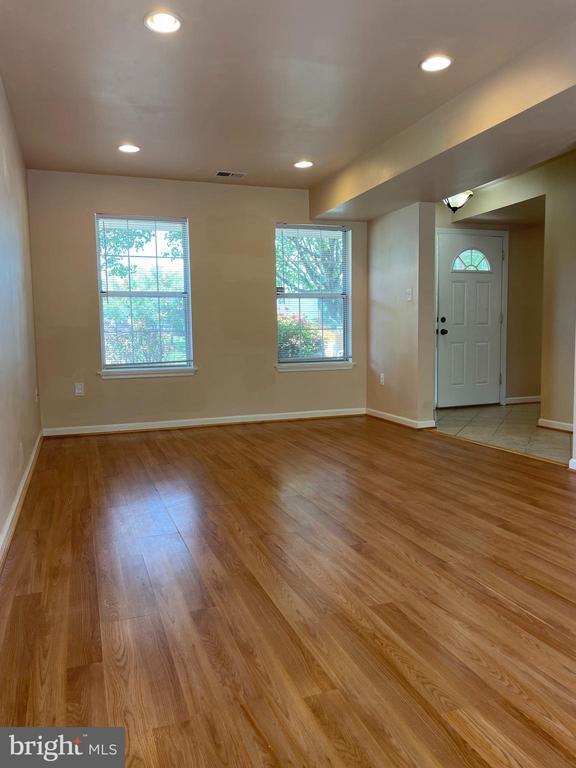 Foto del edificio - 5823 Riverside Dr