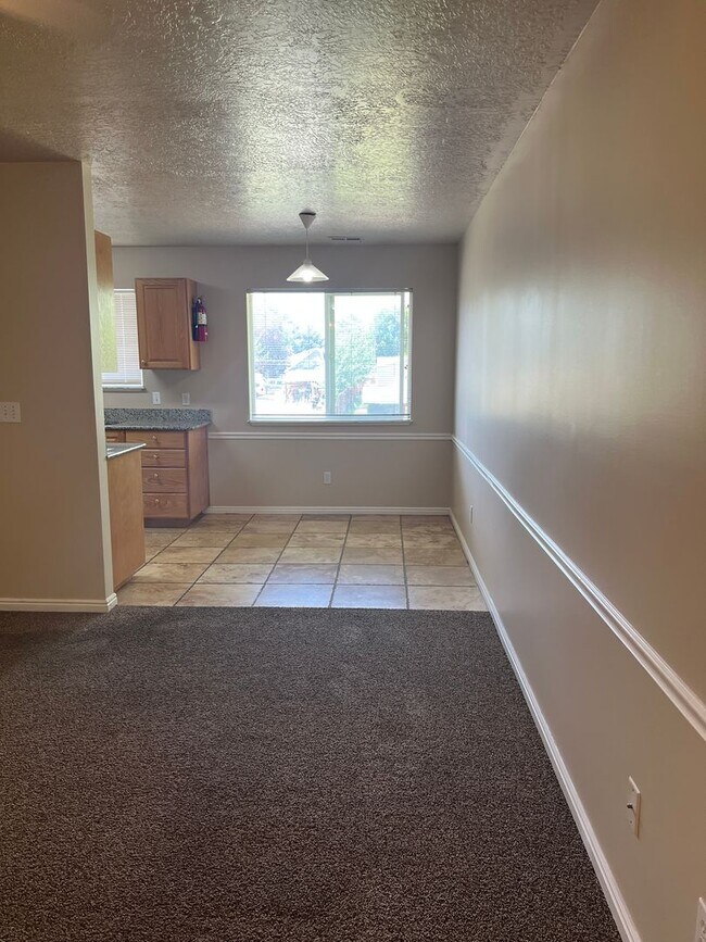 Foto del edificio - Brentwood Upper Level Condo - 2 Bed, 1 Bath with Washer/Dryer and Optix Internet!