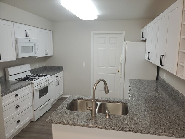 Building Photo - 923 Huntington Dr