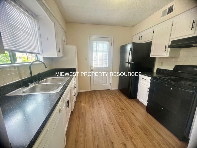 Building Photo - Large 2 Bedroom/1 Bath Duplex in Lee's Summit