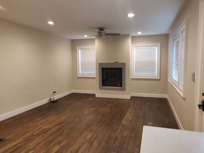 Foto del edificio - Urban Elegance Meets Ultimate Privacy Near Juniper Park