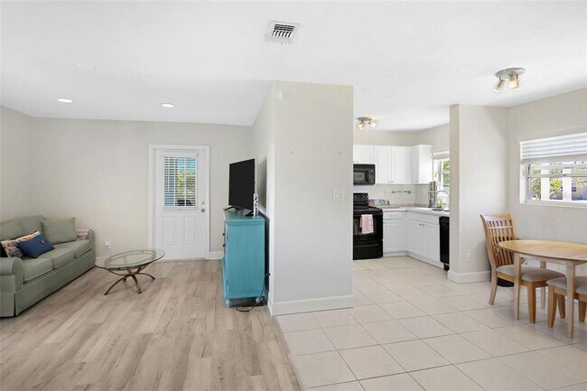 Foto del edificio - 735 42nd Ave NE