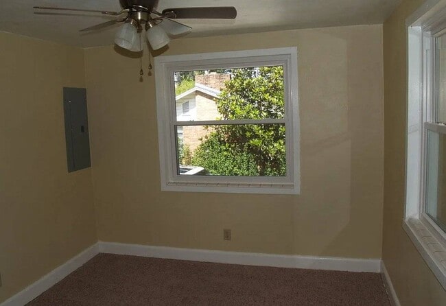 Building Photo - 318 E Palmer Ave