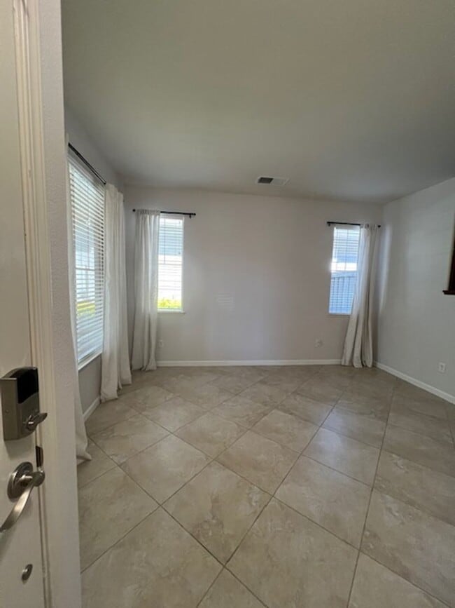 Building Photo - Beautiful 5 Bedroom Home in Crocker Ranch ...