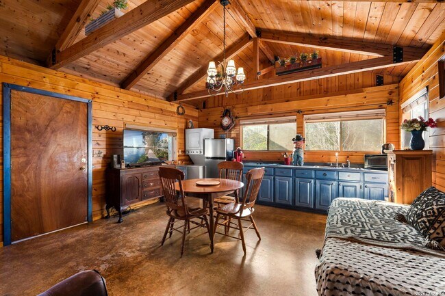 Foto del edificio - 11.7 Private Acres • All Bills Paid • Fully Furnished Option • Hill Country Views • 500 Sq Ft Wor...