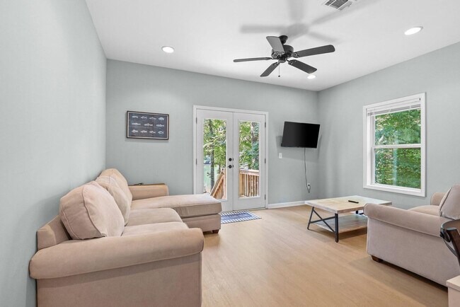 Foto del edificio - 204 Lake Breeze Ln