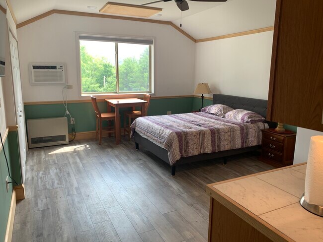 Queen Bed - 3401 Hancock Rd