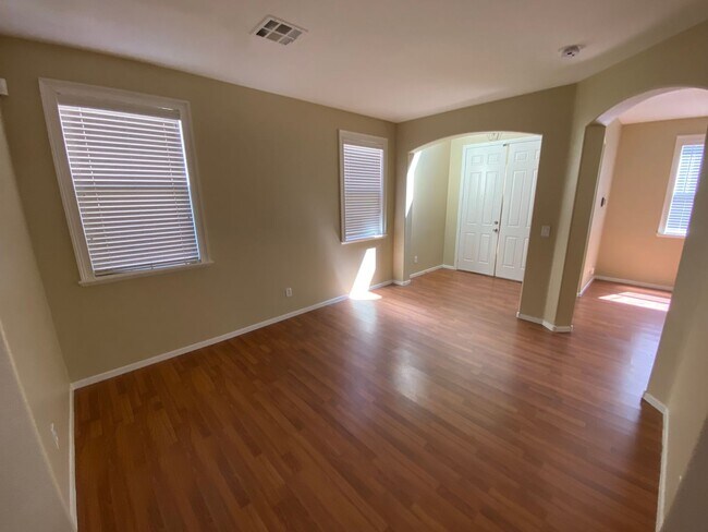 Foto del edificio - Beautiful 6 bed/3 bath home located in the...