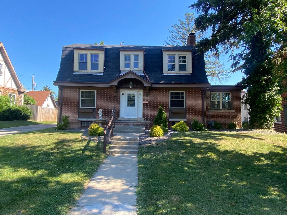 Primary Photo - 7 W Conron Ave