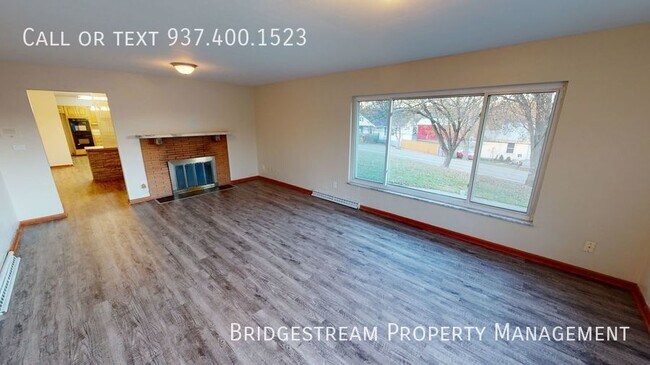 Building Photo - Spacious 3 bedroom, 2 full bath house with...