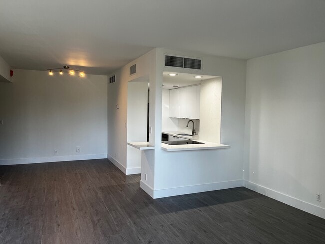 Foto del edificio - 880 NE 69th St