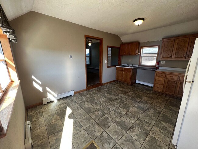 Foto del edificio - Upper Level 2 Bedroom Apartment - AVAILABLE JUNE