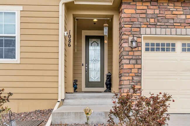 Foto del edificio - Beautiful low-maintenance ranch home with turf in front and back!