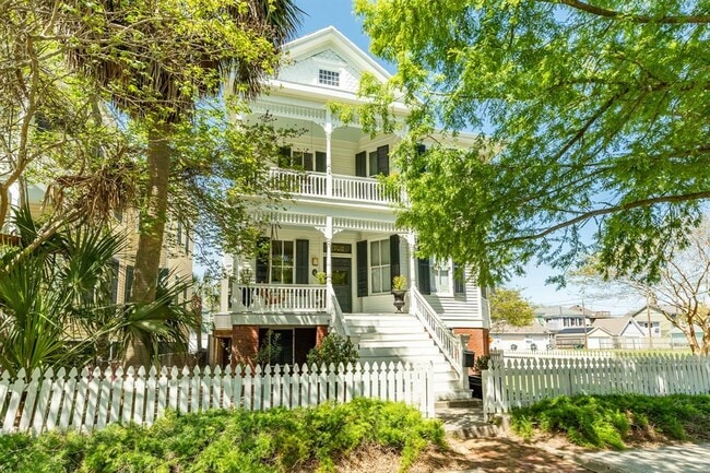 Building Photo - 1702 Sealy Ave