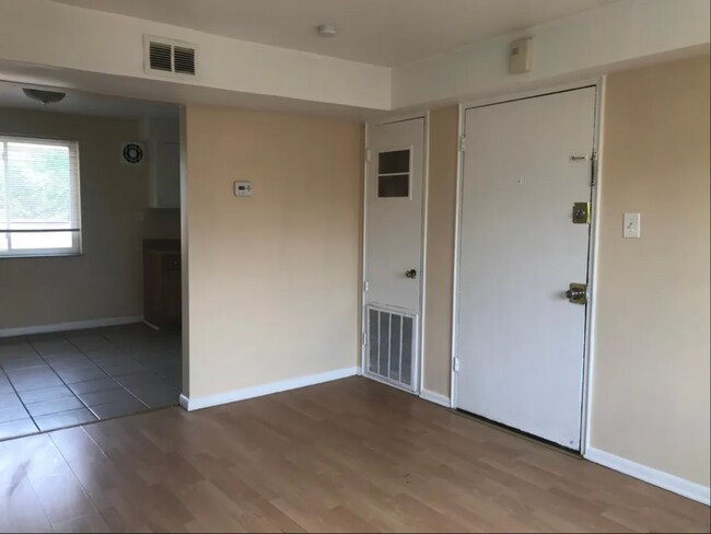 Building Photo - Bright 2-Bed with Hardwood Floors, and In-Unit Laundry in Cincinnati