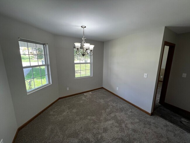 Foto del edificio - Hickory Hills Haven | Stylish 3BR Retreat with Garage, Deck & Dreamy Outdoor Space