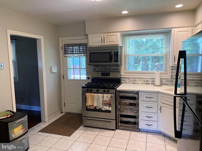 Building Photo - 2247 Linden Ave