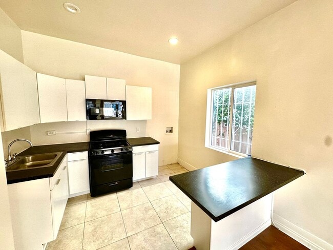 Building Photo - 2 Bedroom  1 Bath Aparment in Small Comple...