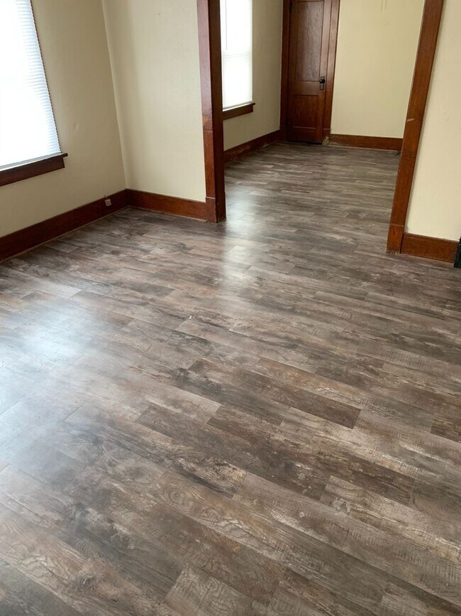 Building Photo - One bedroom house, newer flooring $550 per...