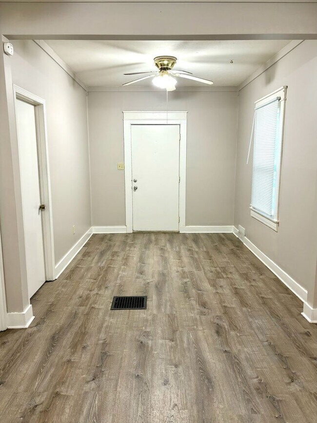 Foto del edificio - Updated home in West Louisville now availa...