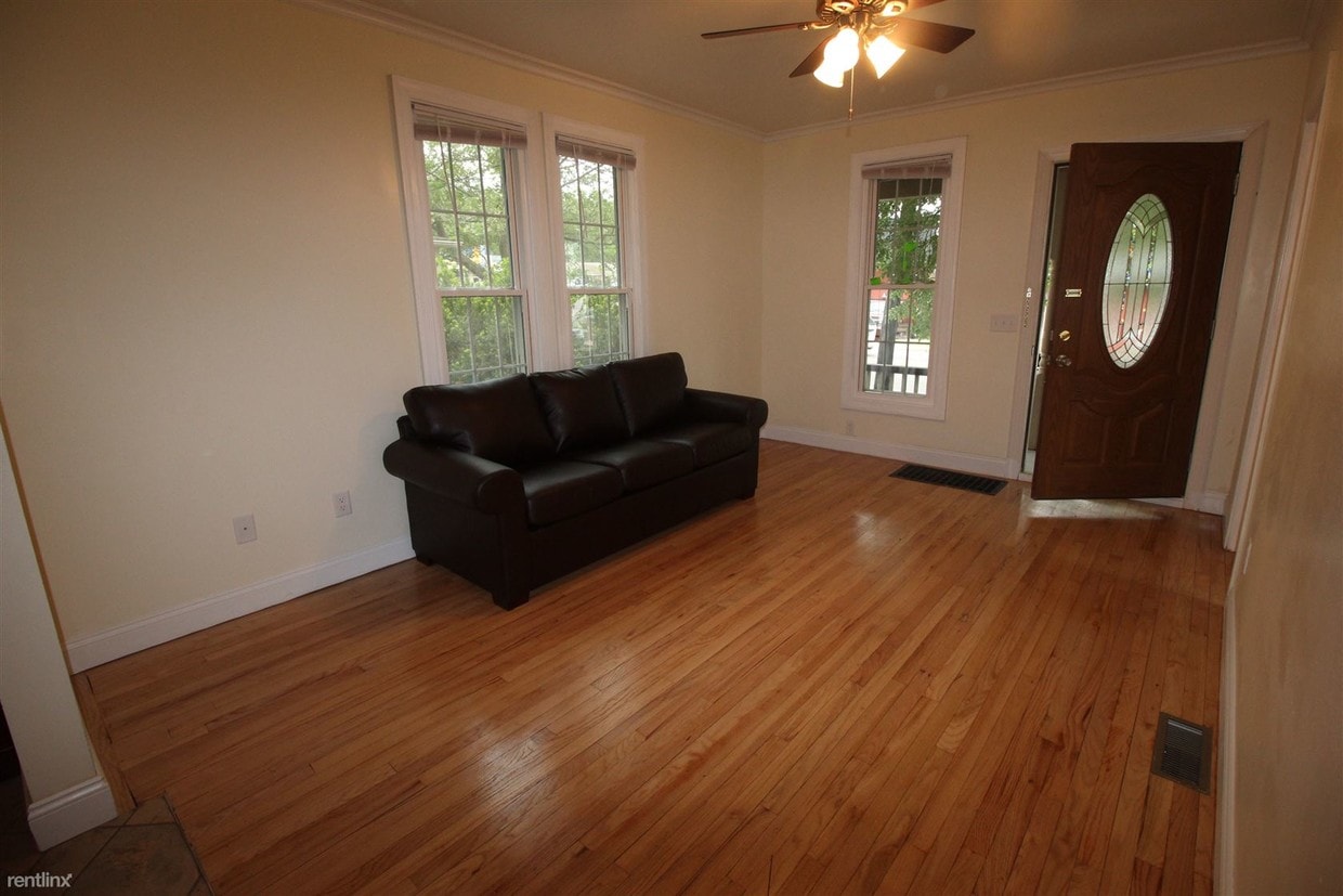 Primary Photo - 4 br, 2 bath House - 110 Depot St