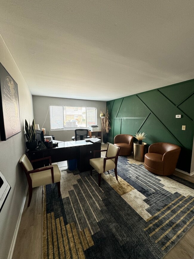 Building Photo - Sunburst