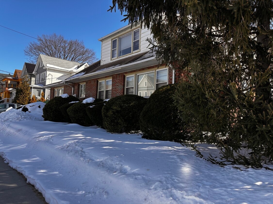 Building Photo - 295 Grove St