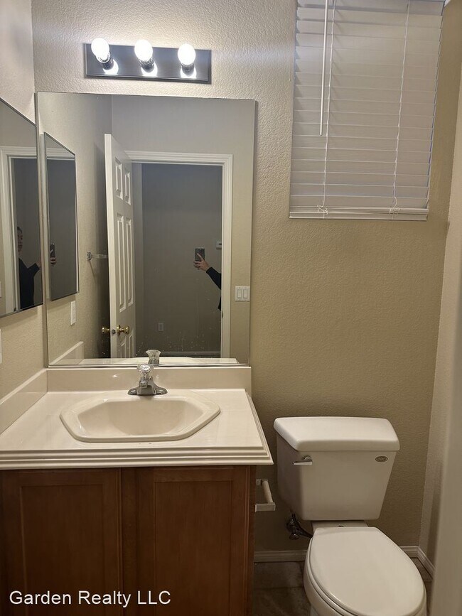 Building Photo - 3 br, 2.5 bath House - 7481 S Pioneer Way