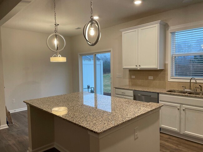 Building Photo - Immaculate Three Bedroom Townhouse in Terrell