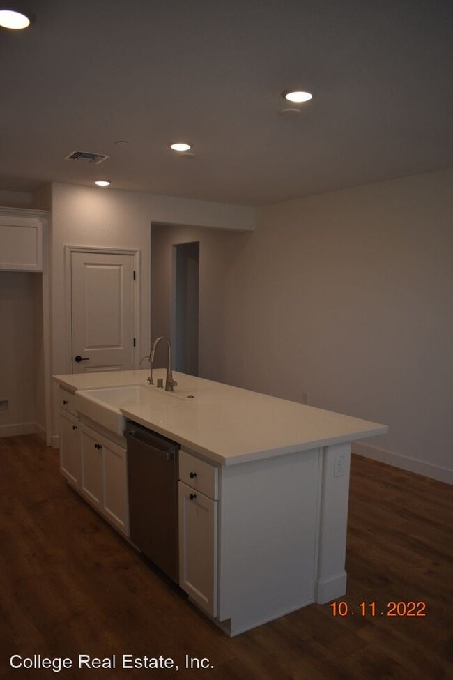 Building Photo - 2 br, 2 bath House - 694 Larkmont St.