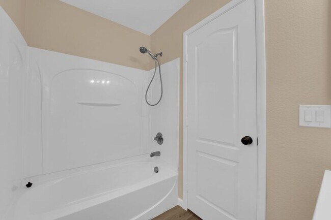Foto del edificio - Well Maintained 3 bedrooms/2.5 bathroom Ho...