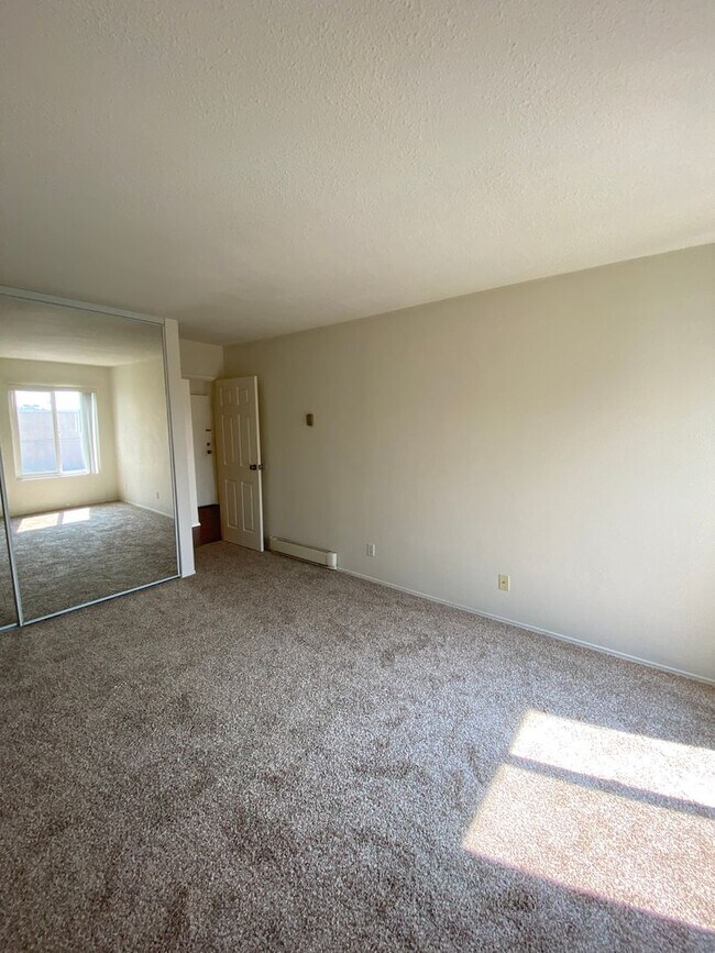 Foto del edificio - 1 Bed - 1 Bath Single Story Condo; 2nd floor unit in Pacific Beach