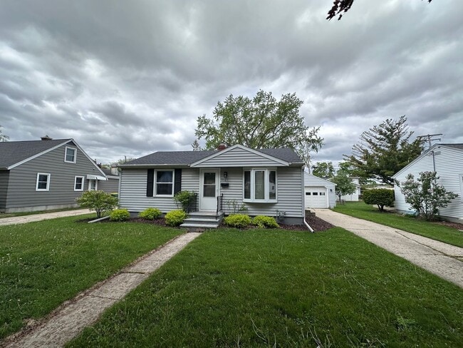 Building Photo - SPACIOUS 2 BEDROOM 1 BATH HOME