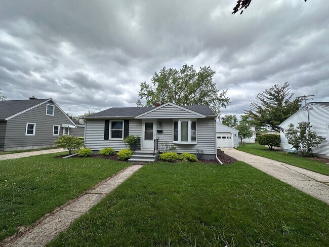 Foto del edificio - SPACIOUS 2 BEDROOM 1 BATH HOME