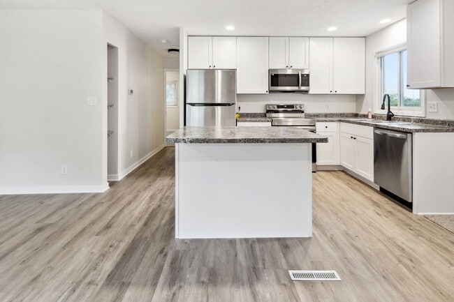 Building Photo - Fully Remodeled South Lincoln 4 Bedroom