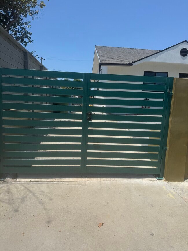 Foto del edificio - 1121 La Puerta St