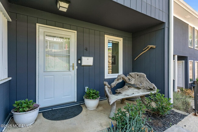 Building Photo - D4 Hillside Ave
