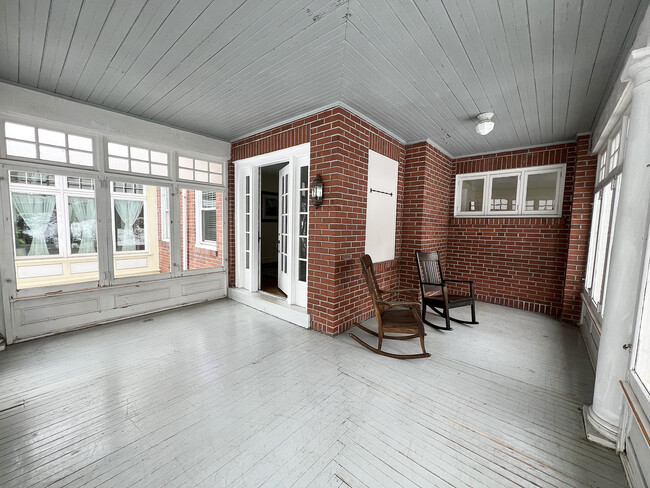 Front Porch - 225 S 4th St