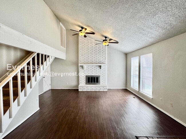 Building Photo - 3 Bed, 2 Bath Home with Garage / Pet-Friendly / Available Now!