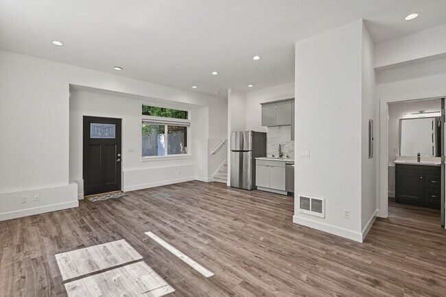 Building Photo - 5426 31st Ave S