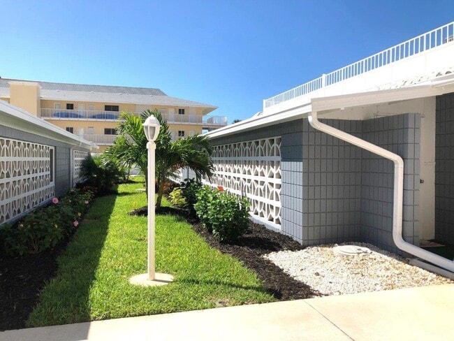 Building Photo - Venice, FL 1BD + Den/2BA Condo in Sea Villas