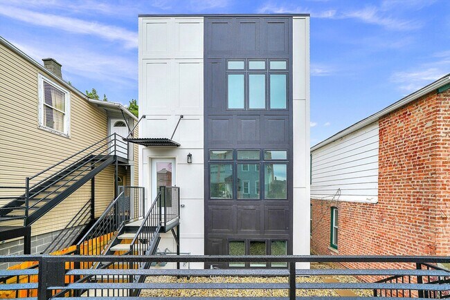 Building Photo - 554 W Cullerton St