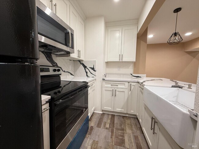 Building Photo - 666 Belvedere Dr