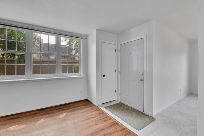 Building Photo - $1,825.00, 2-bed, 2-bath condo in Lakewood.