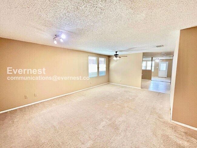 Building Photo - 4 Bed, 2 Bath Home with Fenced Yard & Garage / Available Now!