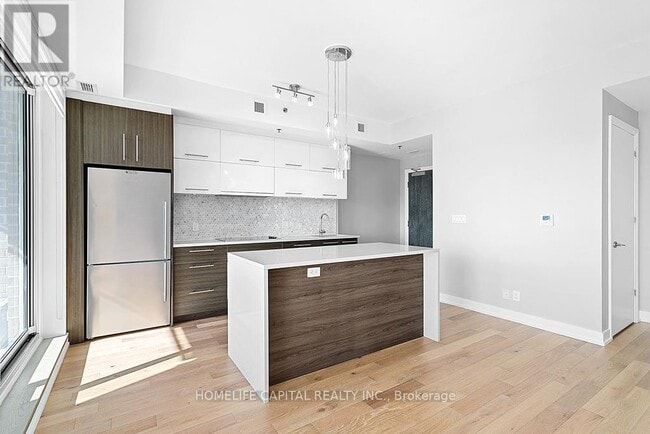 Building Photo - 428-1428 Sparks St.
