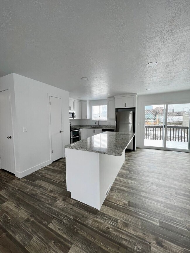 Building Photo - Beautiful remodeled 5 bed 2 bath home
